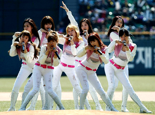 28일 오후 잠실구장에서 열린 2010 프로야구 두산 베어스와 KIA 타이거즈의 경기 식전행사에서 소녀시대가 공연하고 있다.