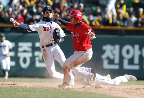 28일 오후 서울 잠실구장에서 벌어진 2010 프로야구 두산과 KIA 경기. 4회초 무사 1루 KIA 나지완 내야안타 때 1루주자 안치홍이 2루에서 세이프되고 있다. 1루로 송구하는 두산 2루수는 오재원.