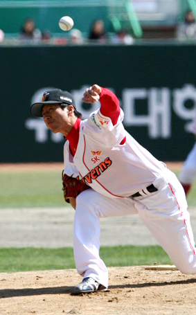 28일 오후 인천문학구장에서 열린 프로야구 SK-한화경기에서 SK 선발 고효준이 역투하고 있다.