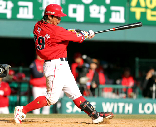 28일 오후 서울 잠실구장에서 벌어진 2010 프로야구 두산과 KIA 경기. KIA 나지완이 5회초 1사 1,2루 상황에서 좌전 1루타를 때리고 있다.