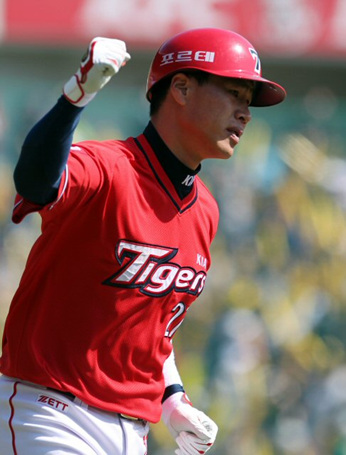 28일 오후 서울 잠실구장에서 벌어진 2010 프로야구 두산과 KIA 경기. 1회초 2사 주자없는 상황에서 KIA 김상현이 왼쪽 담장을 넘는 1점짜리 백투백 홈런을 때린 뒤 주먹을 불끈 쥐며 환호하고 있다.