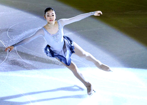 '피겨퀸' 김연아가 28일 오후 이탈리아 토리노 팔라벨라 빙상장에서 열린 2010 ISU 세계 피겨스케이팅 선수권대회 갈라쇼에서 멋진 연기를 선보이고 있다. 김연아는 이번 대회에서 총점 190.79점으로 여자 싱글 2위에 올랐다.