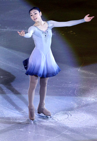 '피겨퀸' 김연아가 28일 오후 이탈리아 토리노 팔라벨라 빙상장에서 열린 2010 ISU 세계 피겨스케이팅 선수권대회 갈라쇼에서 멋진 연기를 선보이고 있다. 김연아는 이번 대회에서 총점 190.79점으로 여자 싱글 2위에 올랐다.