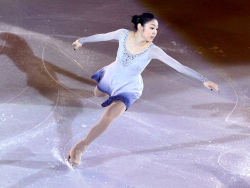 '피겨퀸' 김연아가 28일 오후 이탈리아 토리노 팔라벨라 빙상장에서 열린 2010 ISU 세계 피겨스케이팅 선수권대회 갈라쇼에서 멋진 연기를 선보이고 있다. 김연아는 이번 대회에서 총점 190.79점으로 여자 싱글 2위에 올랐다.