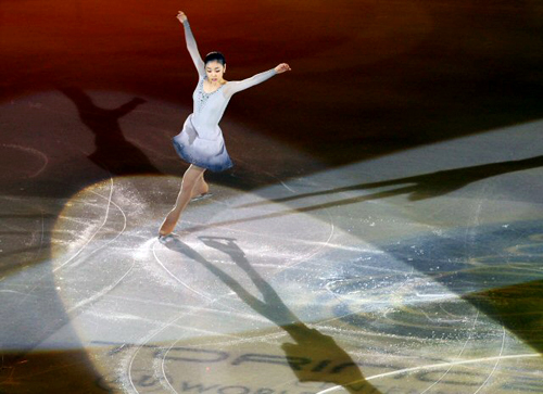 '피겨퀸' 김연아가 28일 오후 이탈리아 토리노 팔라벨라 빙상장에서 열린 2010 ISU 세계 피겨스케이팅 선수권대회 갈라쇼에서 멋진 연기를 선보이고 있다. 김연아는 이번 대회에서 총점 190.79점으로 여자 싱글 2위에 올랐다.