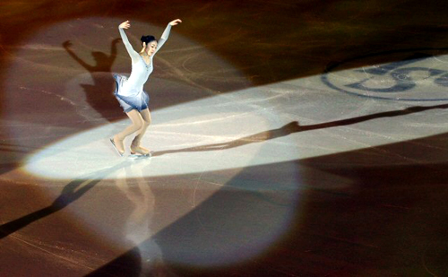 '피겨퀸' 김연아가 28일 오후 이탈리아 토리노 팔라벨라 빙상장에서 열린 2010 ISU 세계 피겨스케이팅 선수권대회 갈라쇼에서 멋진 연기를 선보이고 있다. 김연아는 이번 대회에서 총점 190.79점으로 여자 싱글 2위에 올랐다.