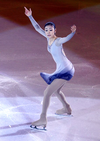 '피겨퀸' 김연아가 28일 오후 이탈리아 토리노 팔라벨라 빙상장에서 열린 2010 ISU 세계 피겨스케이팅 선수권대회 갈라쇼에서 멋진 연기를 선보이고 있다. 김연아는 이번 대회에서 총점 190.79점으로 여자 싱글 2위에 올랐다.