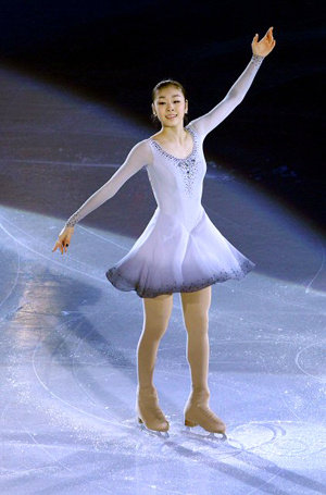 '피겨퀸' 김연아가 28일 오후 이탈리아 토리노 팔라벨라 빙상장에서 열린 2010 ISU 세계 피겨스케이팅 선수권대회 갈라쇼에서 멋진 연기를 선보이고 있다. 김연아는 이번 대회에서 총점 190.79점으로 여자 싱글 2위에 올랐다.