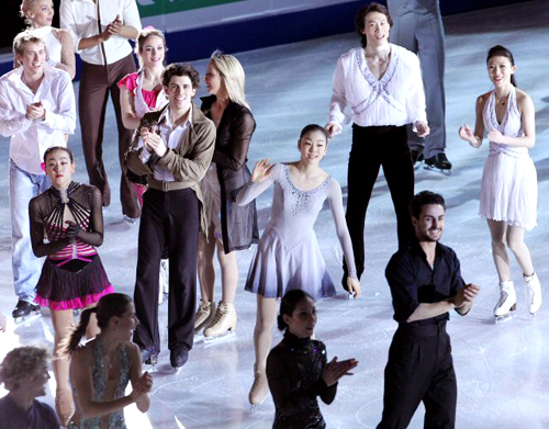 '피겨퀸' 김연아가 28일 오후 이탈리아 토리노 팔라벨라 빙상장에서 열린 2010 ISU 세계 피겨스케이팅 선수권대회 갈라쇼에서 멋진 연기를 선보인 뒤 동료들과 인사를 하고 있다. 김연아는 이번 대회에서 총점 190.79점으로 여자 싱글 2위에 올랐다.