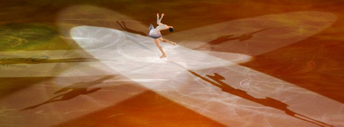 '피겨퀸' 김연아가 28일 오후 이탈리아 토리노 팔라벨라 빙상장에서 열린 2010 ISU 세계 피겨스케이팅 선수권대회 갈라쇼에서 멋진 연기를 선보이고 있다. 김연아는 이번 대회에서 총점 190.79점으로 여자 싱글 2위에 올랐다.