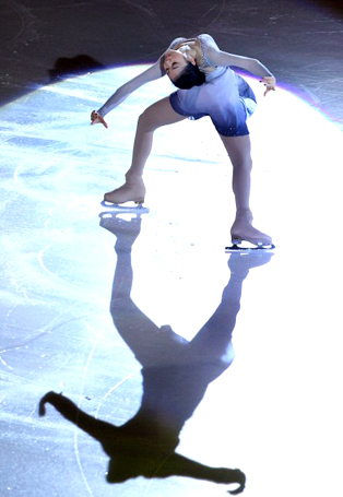 '피겨퀸' 김연아가 28일 오후 이탈리아 토리노 팔라벨라 빙상장에서 열린 2010 ISU 세계 피겨스케이팅 선수권대회 갈라쇼에서 멋진 연기를 선보이고 있다. 김연아는 이번 대회에서 총점 190.79점으로 여자 싱글 2위에 올랐다.