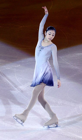 '피겨퀸' 김연아가 28일 오후 이탈리아 토리노 팔라벨라 빙상장에서 열린 2010 ISU 세계 피겨스케이팅 선수권대회 갈라쇼에서 멋진 연기를 선보이고 있다. 김연아는 이번 대회에서 총점 190.79점으로 여자 싱글 2위에 올랐다.
