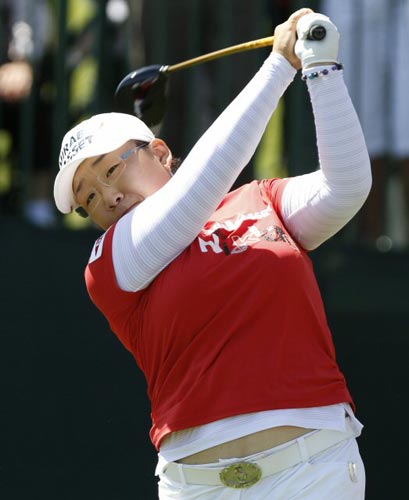 28일(현지시간) 미국 캘리포니아주 칼스배드의 라코스타 골프장에서 열린 미국여자프로골프(LPGA) 투어 KIA클래식 최종 라운드, 신지애가 1번홀에서 티샷을 하고 있다. 신지애는 5언더파 283타로 이지영과 함께 공동 3위에 올랐다.