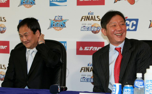 2009-2010시즌 프로농구 챔피언결정전에 진출한 울산 모비스의 유재학 감독과 전주 KCC의 허재 감독이 29일 오전 서울 신사동 KBL센터 5층에서 열린 미디어데이 행사에서 기자들과 질의응답을 하던중 웃음을 터뜨리고 있다.
