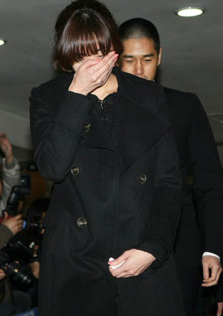 탤런트 故 최진실씨의 동생 최진영씨가 자택에서 숨진 채 발견된 가운데 29일 오후 고인의 빈소가 마련된 강남세브란스병원 장례식장에 배우 유지태와 김효진이 조문을 위해 들어오고 있다.