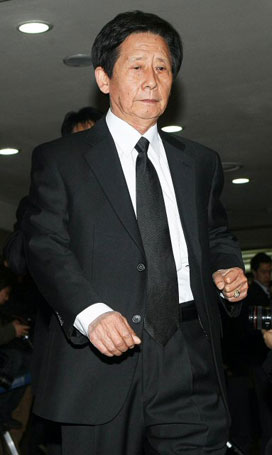 한 故 최진영씨 아버지   망연자실한 故 최진영씨 아버지 (서울=연합뉴스) 홍기원 기자 = 탤런트 故 최진실씨의 동생 최진영씨가 스스로 목숨을 끊은 가운데 29일 오후 빈소가 마련된 강남세브란스병원 장례식장에 고인의 아버지가 슬픈 표정으로 들어서고 있다.