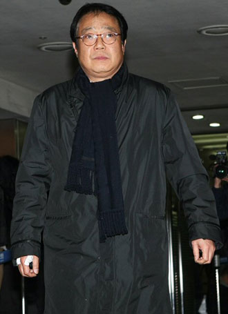 탤런트 故 최진실씨의 동생 최진영씨가 스스로 목숨을 끊은 가운데 29일 오후 고인의 빈소가 마련된 강남세브란스병원 장례식장에 탤런트 최용민씨가 조문을 위해 들어서고 있다.