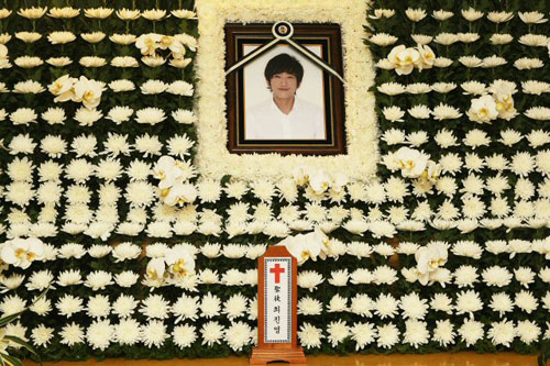 탤런트 故 최진실씨의 동생 최진영씨가 자택에서 숨진 채 발견된 가운데 29일 오후 고인의 빈소가 강남세브란스병원 장례식장에 마련됐다.