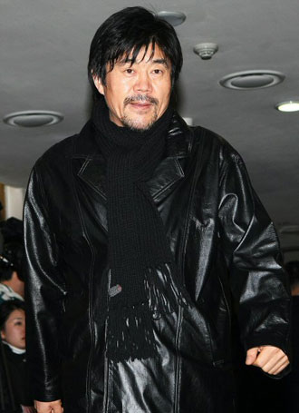 탤런트 故 최진실씨의 동생 최진영씨가 자택에서 숨진 채 발견된 가운데 29일 오후 고인의 빈소가 마련된 강남세브란스병원 장례식장에 이현승 감독이 조문을 위해 들어오고 있다.