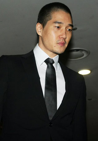 탤런트 故 최진실씨의 동생 최진영씨가 자택에서 숨진 채 발견된 가운데 29일 오후 고인의 빈소가 마련된 강남세브란스병원 장례식장에 배우 유지태가 조문을 위해 들어서고 있다.