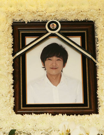 탤런트 故 최진실씨의 동생 최진영씨가 자택에서 숨진 채 발견된 가운데 29일 오후 고인의 빈소가 강남세브란스병원 장례식장에 마련됐다.
