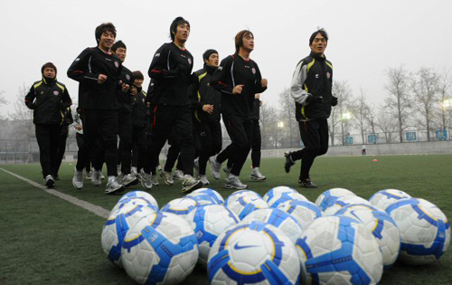 afc챔피언스리그 베이징궈안과의 조별리그 4차전을 벌이기 위해 베이징에 입성한 성남일화가 29일 저녁 베이징 셴눙탄 경기장 보조구장에서 훈련을 했다. 선수들이 러닝을 하고 있다.