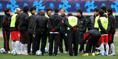 아시아축구연맹(AFC) 챔피언스리그 산동 지난(중국) 원정에 나선 포항 스틸러스가 29일 오후 산동 스포츠센터에서 훈련을 하기전 레모스감독이 선수들에게 무엇인가 지시를 하고 있다.