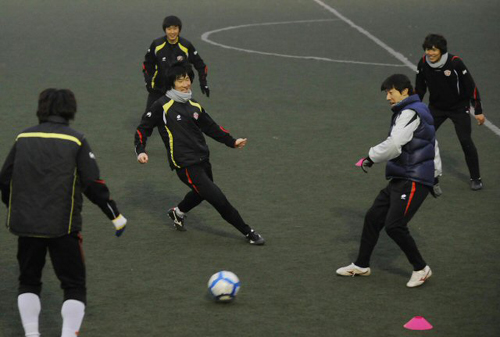 afc챔피언스리그 베이징궈안과의 조별리그 4차전을 벌이기 위해 베이징에 입성한 성남일화가 29일 저녁 베이징 셴눙탄 경기장 보조구장에서 훈련을 하고 있다.
