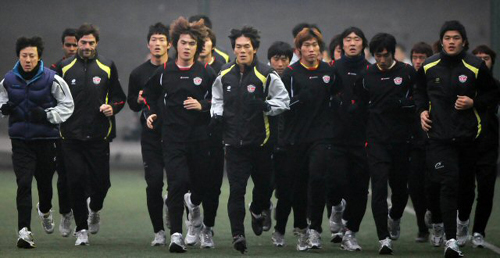 afc챔피언스리그 베이징궈안과의 조별리그 4차전을 벌이기 위해 베이징에 입성한 성남일화가 29일 저녁 베이징 셴눙탄 경기장 보조구장에서 훈련을 했다. 신태용 감독이 선수들과 함께 러닝을 하고 있다.