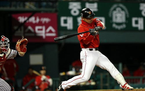 30일 오후 서울 잠실구장에서 열린 2010 프로야구 LG와 SK의 경기. 3회초 1사 2,3루 상황에서 SK 박경완이 2타점 중전안타를 치고 있다.
