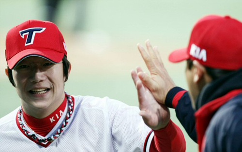 30일 광주 무등경기장에서 벌어진 `2010 프로야구' KIA 타이거즈와 삼성 라이온스의 경기에서 KIA 선발 양현종이 1회초 공격을 마치고 서재응과 화이팅을 하고 있다.