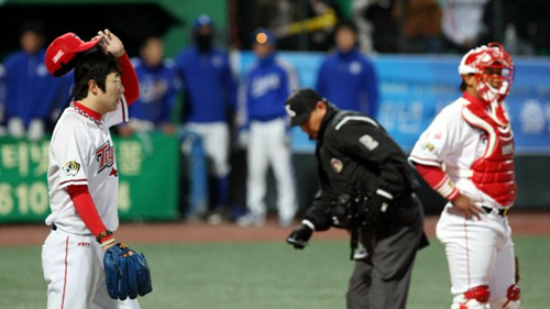 30일 광주 무등경기장에서 벌어진 `2010 프로야구' KIA 타이거즈와 삼성 라이온스의 경기에서 KIA 선발 양현종이 4회초 무사에서 만루를 내주며 실점하자 안타까운 표정을 짓고 있다.