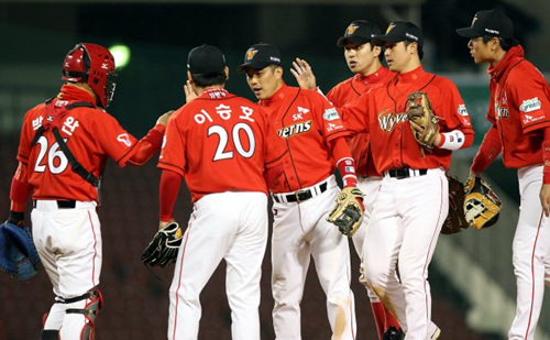 30일 오후 잠실구장에서 열린 2010 프로야구 LG와 SK의 경기에서 승리한 SK선수들이 하이파이브를 하고 있다.