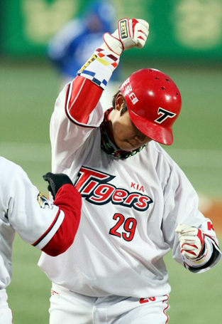 30일 광주 무등경기장에서 벌어진 `2010 프로야구' KIA 타이거즈와 삼성 라이온스의 경기에서 1회말 1사 2루때 KIA 3번타자 나지완 이 1타점 적시타를 친 뒤 1루에서 환호하고 있다.