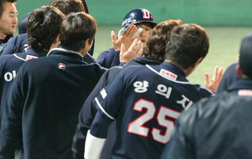 30일 서울 목동야구장에서 열린 프로야구 넥센 히어로즈와 두산 베어스의 경기. 5회초 1사 두산 5번타자 김동주가 좌월 솔로홈런을 친뒤 덕아웃에서 동료들의 축하를 받고 있다.