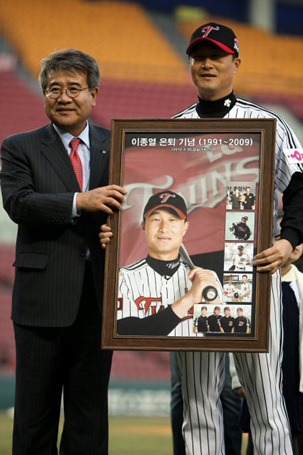 30일 오후 잠실구장에서 열린 2010 프로야구 LG와 SK의 경기 전 치러진 LG 이종열의 은퇴식에서 이 선수가 자신의 모습이 담긴 액자를 받고 기념촬영을 하고 있다.