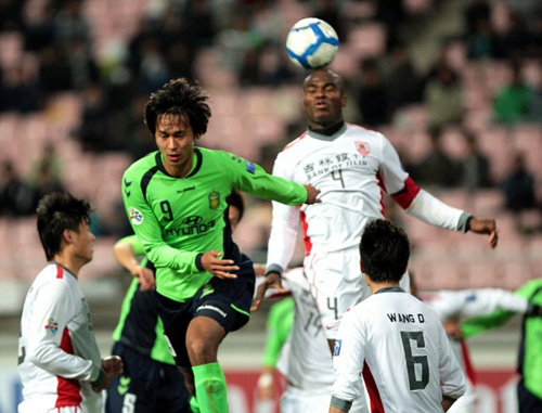 30일 오후 전주 월드컵경기장에서 벌어진 2010 아시아축구연맹 챔피언스리그. 전북 현대 심우현과 중국 창춘 야타이의 호세 사무엘이 공중볼을 다투고 있다.