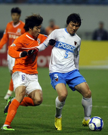 30일 중국 산둥성 지난에서 열린 AFC(아시아축구연맹)챔피언스리그 포항스틸러스와 중국 산둥루넝과의 경기에서 포항 김태수가 산둥 조해빈을 피해 드리블을 하고 있다.