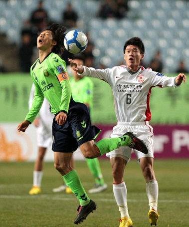 30일 오후 전주 월드컵경기장에서 벌어진 2010 아시아축구연맹 챔피언스리그. 전북 현대 김상식과 중국 창춘 야타이의 왕동이 공중볼을 다투고 있다.