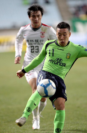 30일 오후 전주 월드컵경기장에서 벌어진 2010 아시아축구연맹 챔피언스리그. 전북 현대 최태욱이 중국 창춘 야타이 진영으로 돌파하고 있다.
