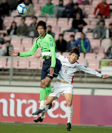 30일 오후 전주 월드컵경기장에서 벌어진 2010 아시아축구연맹 챔피언스리그. 전북 현대 심우현이 중국 창춘 야타이의 리세인이 공중골을 다투고 있다.