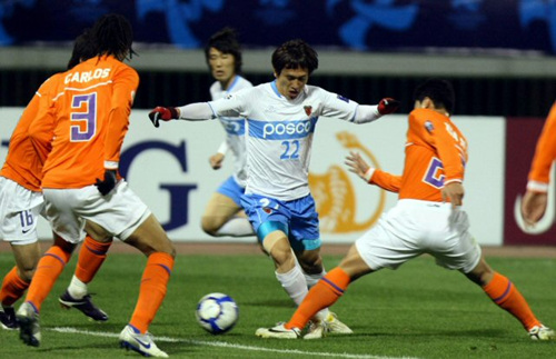 30일 중국 산둥성 지난에서 열린 AFC(아시아축구연맹)챔피언스리그 포항스틸러스와 중국 산둥루넝과의 경기에서 포항 노병준이 산둥 선수들을 피해 드리블 하고 있다.