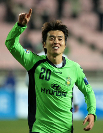 30일 오후 전주 월드컵경기장에서 벌어진 2010 아시아축구연맹 챔피언스리그. 전북 현대 이동국이 중국 창춘 야타이를 상대로 첫 골을 넣은 후 세레모니를 하고 있다.