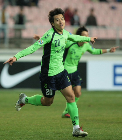 30일 오후 전주 월드컵경기장에서 벌어진 2010 아시아축구연맹 챔피언스리그. 전북 현대 이동국이 중국 창춘 야타이를 상대로 첫 골을 넣은 후 세레모니를 하고 있다.