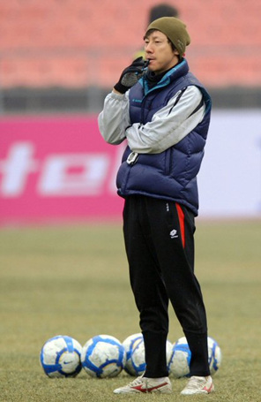 AFC챔피언스리그 베이징궈안과의 조별리그 4차전을 하루 앞둔 30일 오전 성남일화가 경기가 열리는 장소인 베이징노동자경기장에서 훈련을 하고 있다.신태용 감독이 선수들의 훈련을 독려하고 있는 모습.