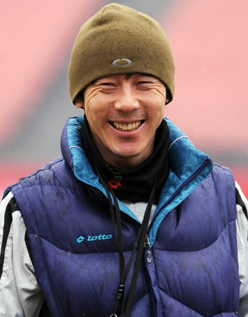 AFC챔피언스리그 베이징궈안과의 조별리그 4차전을 하루 앞둔 30일 오전 성남일화가 경기가 열리는 장소인 베이징노동자경기장에서 훈련을 하고 있는 가운데, 신태용 감독이 활짝 웃고 있다.
