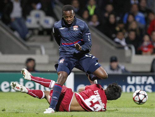 30일(현지시간) 프랑스 리옹에서 열린 유럽축구연맹(UEFA) 챔피언스리그 8강 1차전 올림피크 리옹(프랑스)-보르도(프랑스) 경기, 리옹 시드니 고부가 보르도 브누아 트레물리나를 피해 돌파를 시도하고 있다.