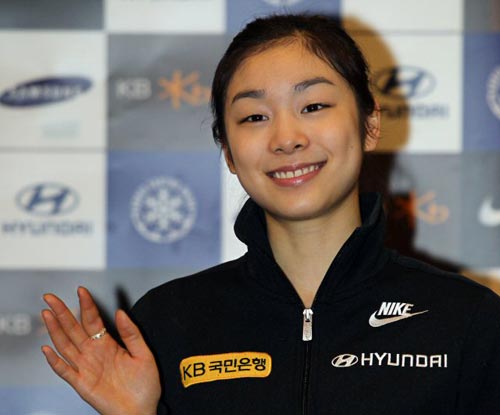 ‘피겨 여왕’ 김연아가 31일 인천공항을 통해 귀국, 기자회견 전 손을 흔들며 인사를 하고 있다.