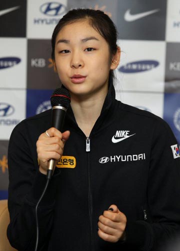‘피겨 여왕’ 김연아가 31일 인천공항을 통해 귀국, 기자회견을 하고 있다.