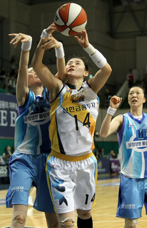 31일 오후 안산 와동체육관에서 벌어진 2009-2010 여자프로농구 챔피언결정전 1차전 신한은행과 삼성생명 경기에서 신한은행 강영숙과 삼성생명 이종애가 리바운드 볼을 다투고 있다.
